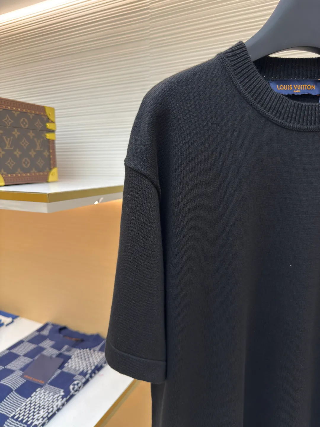 LOUIS VUITTON embroidered letter pin short sleeves ●Authentic product: Purchased and developed by 7089 ●Item number: 1680114-A50 ●Fabric: Dyeing fully combed cotton yarn weaving ●Technology: Weaving technology ●Version: Fitted version ●Weight: about 335 grams ●Size: XS-S-M-L ●Description: Weaved using custom-woven, custom-dyed, fully combed 100% cotton yarn. A 14-needle computerized flat knitting machine is used to weave single-sided wool tissue according to the original version. The entire garment piece takes 6-7 hours per piece. The letters on the chest are sewn at a ratio of 1:1. All details are processed and finished by hand. The next operation can only be carried out after manual thread picking, knotting, inspection, and spot checks. Partial jacquard on one side requires a long time on the loom, the loss variables are unstable, and the scrap rate is high; especially for customized dyeing according to the Y version, to distinguish the wrong color and the big head version on the market. The overall wiring is straight and delicate, the fabric is comfortable and soft, and the color is consistent without color difference. It can be matched with the same style to create a fashionable look and control various occasions. Customized accessories, complete with three standards, same style for men and women!
